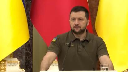 Разрешение мужчинам выезжать во время войны за границу: Зеленский прокомментировал петицию