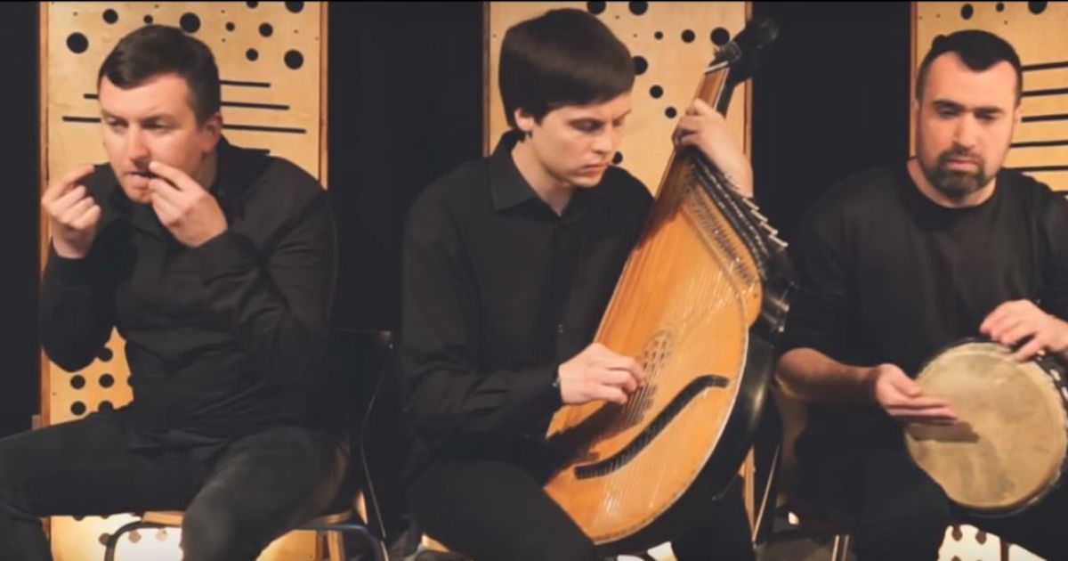 Трое украинских музыкантов создали впечатляющий этнический кавер на песню Джамалы "1944"