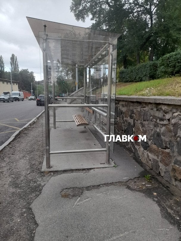 Зупинки зі скла поставили на Лук’янівці / © Главком