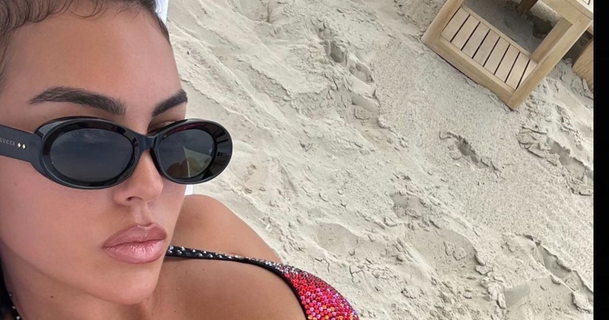 У бікіні, розшитому стразами: Джорджина Родрігес відпочила на пляжі з коханим