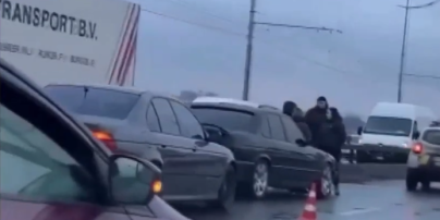 В Киеве на Северном мосту водитель Mitsubishi потерял сознание за рулем, протаранил BMW и умер