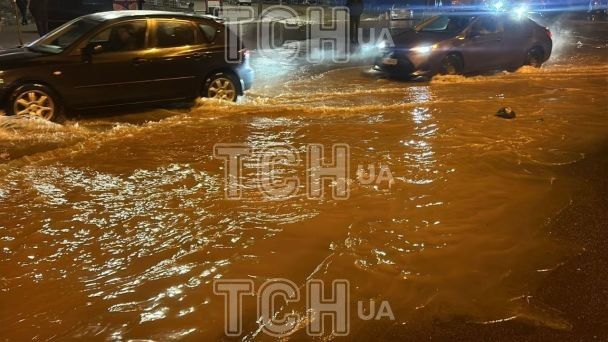 Біля станції метро "Лук'янівка" прорвало трубопровід. / © Фото Наталії Нагорної/ТСН