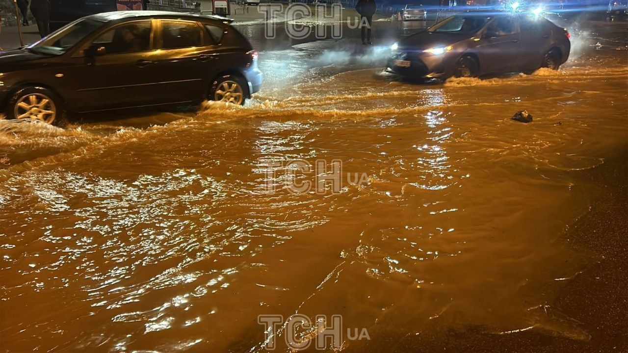 Біля станції метро 