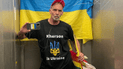 140 образов в поддержку Украины: немецкий стилист рассказал, почему он ежедневно фотографируется в сине-желтых луках