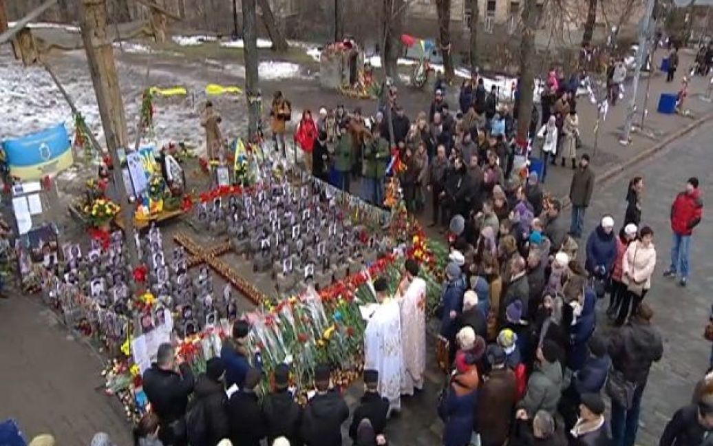 Біля меморіалу Героям Небесної сотні відбувся молебень / © ТСН.ua