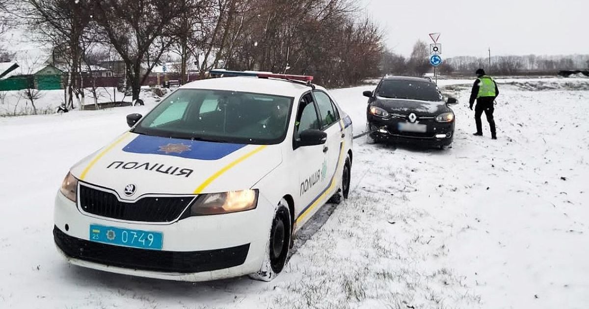 Поліцейські на Чернігівщині допомагають автомобілістам, яких негода застала у дорозі