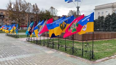 Річниця звільнення Херсона – на центральній площі встановили 24 прапори підрозділів, які звільняли регіон