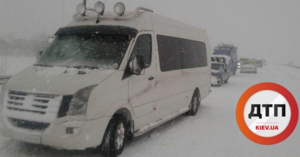 Потужний снігопад паралізував рух трасою Київ-Одеса, дороги в регіонах перекриті для фур