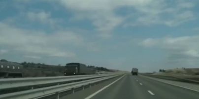 Окупанти стягують до Криму військову техніку: колону автівок Росії показали на відео