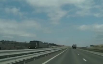 Окупанти стягують до Криму військову техніку: колону автівок Росії показали на відео