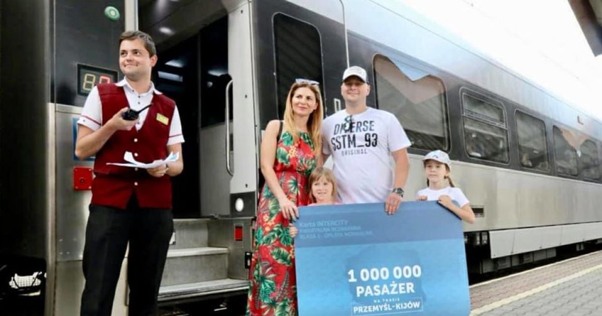 "Укрзализныця" встретила миллионного пассажира в Пшемышль и анонсировала маршруты в две столицы в Европе