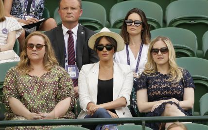 В бюджетном блейзере и шляпе: герцогиня Сассекская посетила Уимблдонский турнир