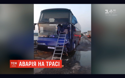 На Одесщине автобус зажало между грузовиком и отбойником