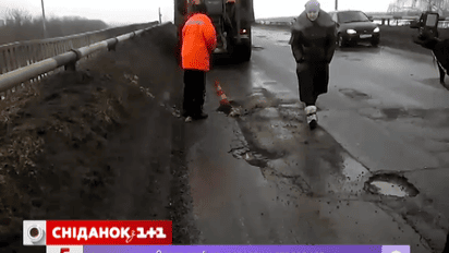 В Липецке дыры на дорогах латают смесью из снега и мусора с обочины