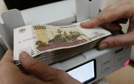 Центробанк РФ на выходные опустил курс российского рубля