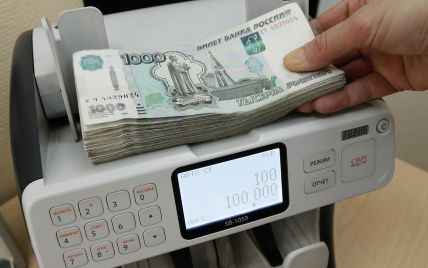Круте піке рубля: до російських банкоматів вишикувалися величезні черги, хоча кошти вже заморожені