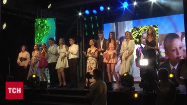 Выпускной под землей: в Харькове школьники прощались со школой в укрытиях