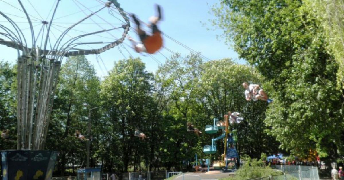 У Рівному під час катання на каруселі чоловік виліз з крісла і висів на руках