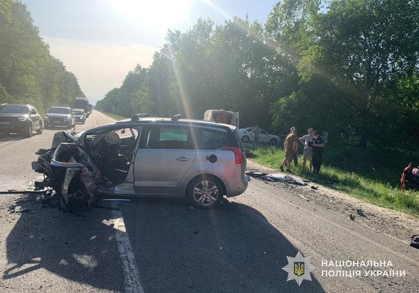 ДТП на Львівщині: троє загиблих та розбиті автівки (фото)