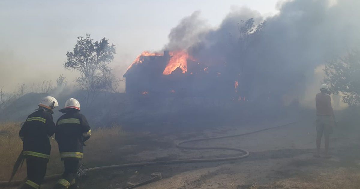 Под Днепром из-за поджога травы сгорели 4 дома (видео)