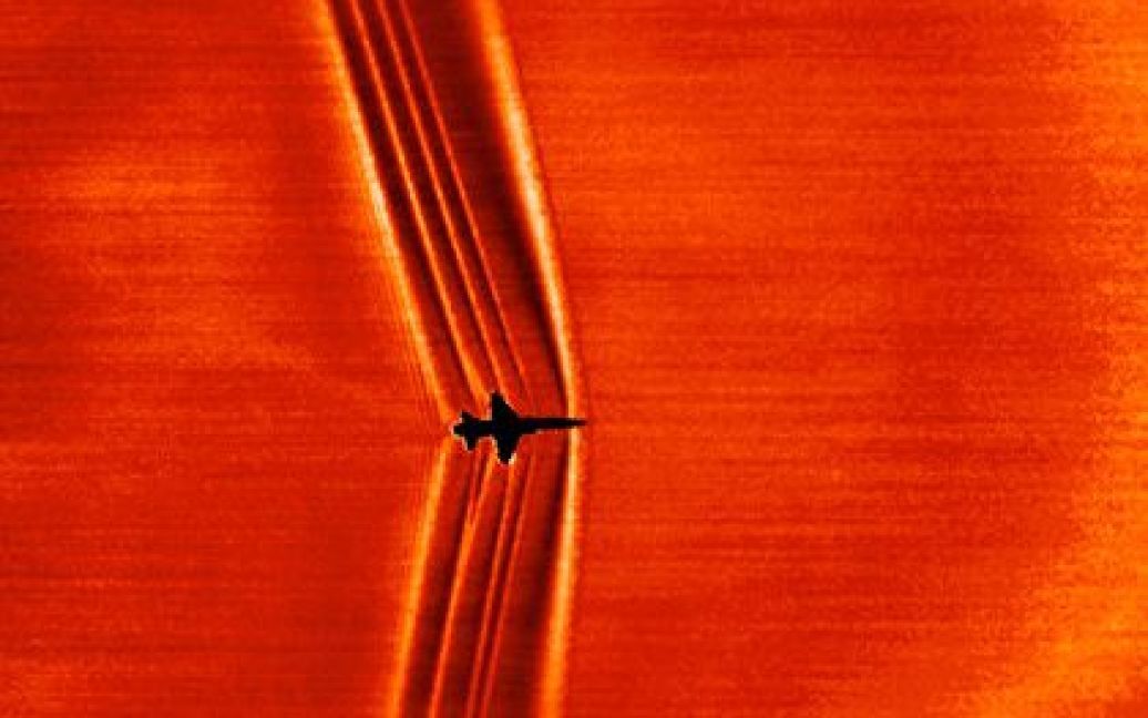 Также показано фото и видео ударной волны от самолета, летящего со сверхзвуковой скоростью, на фоне лунного диска / © NASA