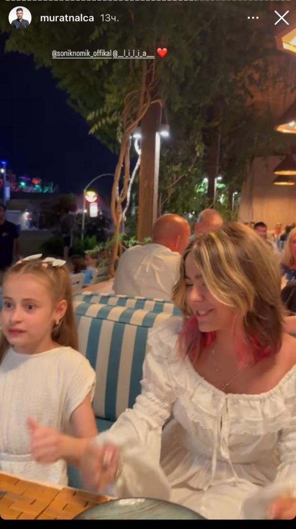 Дочь Мурата Налчаджиоглу, а рядом с ним дочь его жены Лилия / © instagram.com/muratnalca