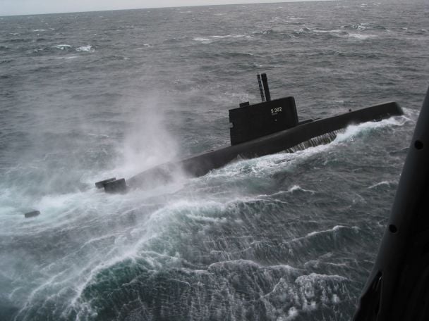 Норвезький підводний човен класу "Ula" "Utstein" під час навчань НАТО в Північному морі в серпні 2003 року / Wikipedia