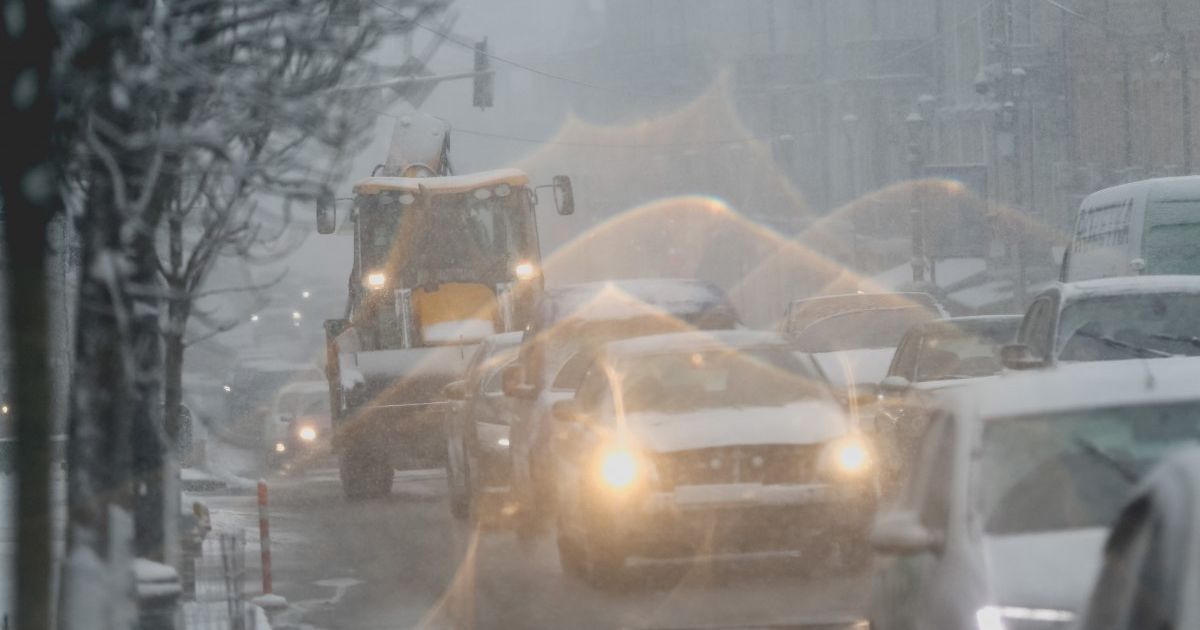 Украину засыпает, уже выпало до 35 см снега: где ситуация на дорогах наихудшая