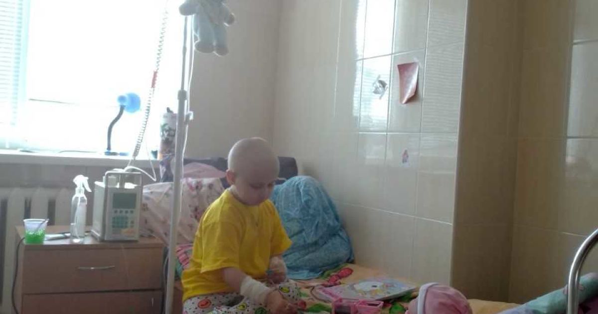 Боец ООС умоляет спасти жизнь своей 4-летней дочери Карины