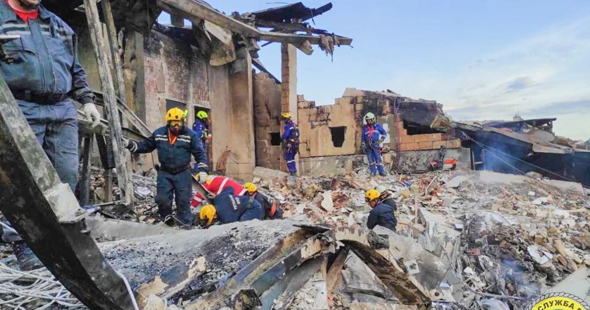 Ракетний удар по Києву: рятувальники продовжують розбирати завали (фото)