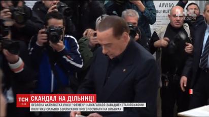 Активистка "Фемен" обнажилась перед Берлускони на избирательном участке