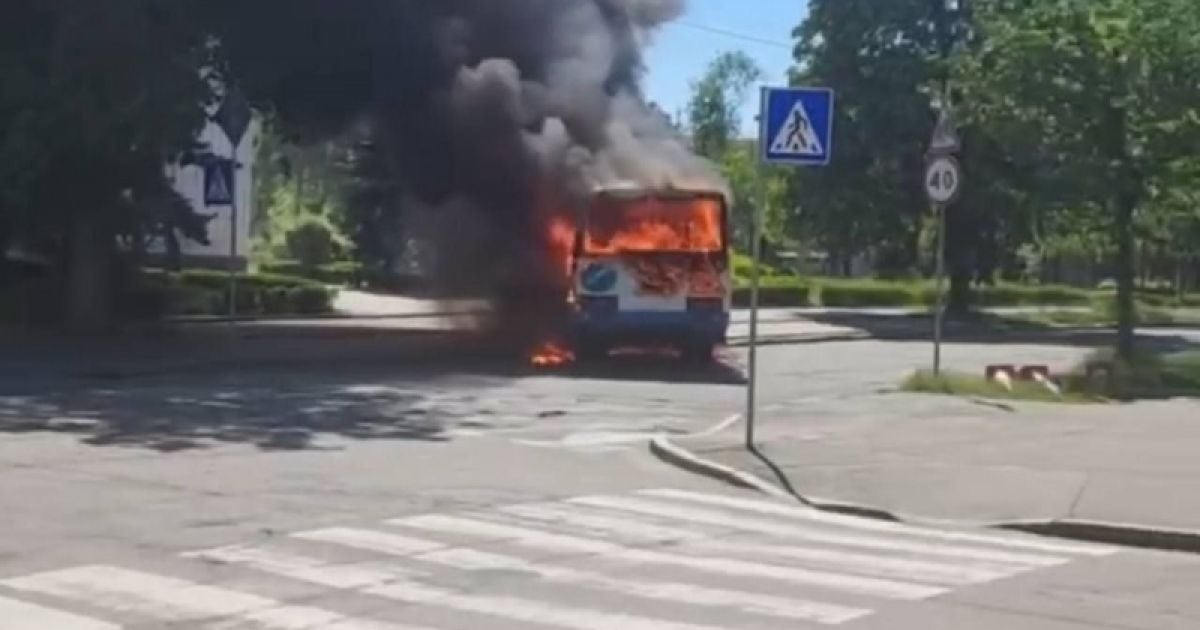 Автобус вспыхнул прямо на ходу / Фото: dtp.kiev.ua