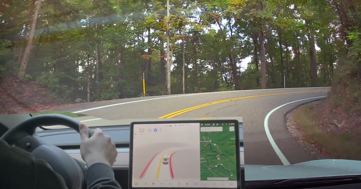 Полную версию автопилота Tesla испытали на самой смертоносной дороге в США: что из этого вышло (видео)