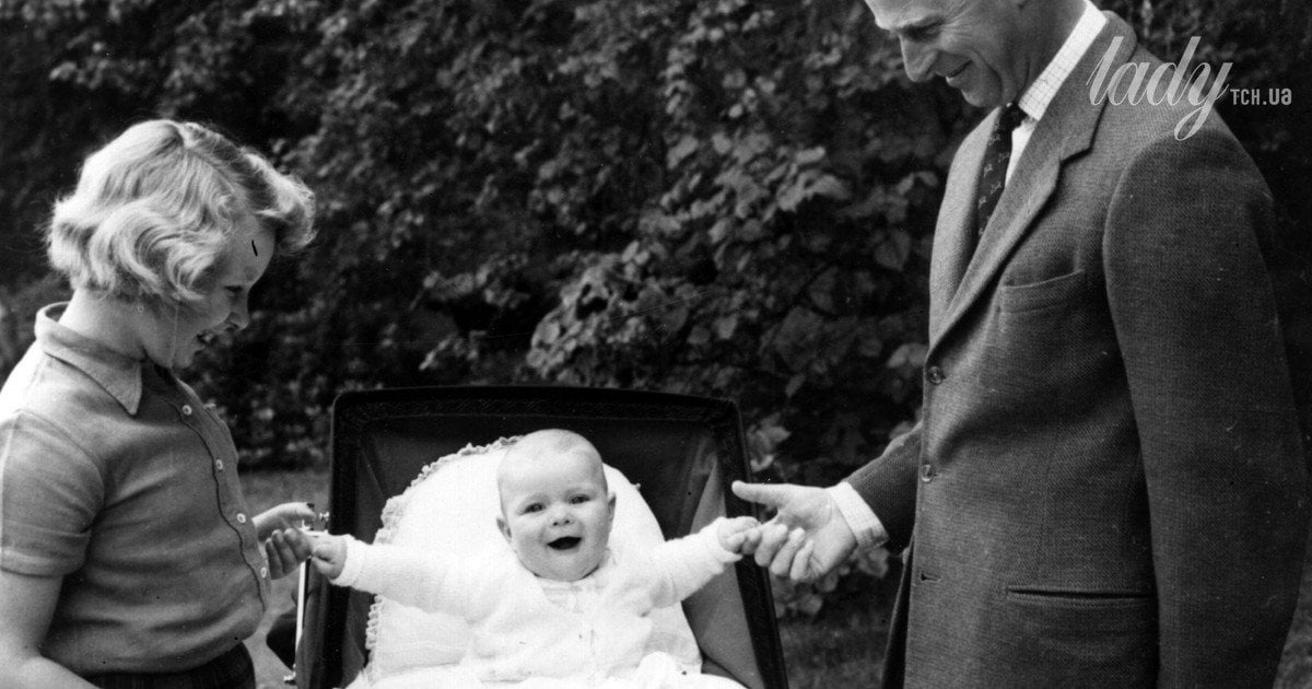 Маленький принц Эндрю с сесрой Анной и отцом принцем Филиппом