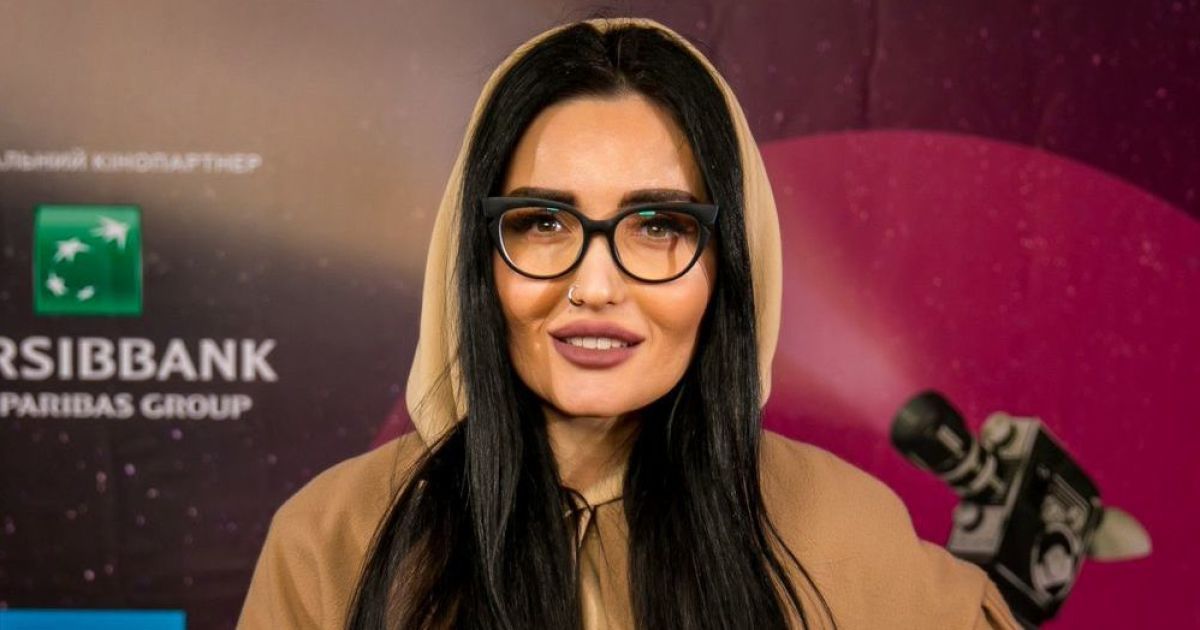 Звезды на фестивале французского кино: Добрыднева в пальто цвета кэмел, Витовская в блузке с "гусиной лапкой"
