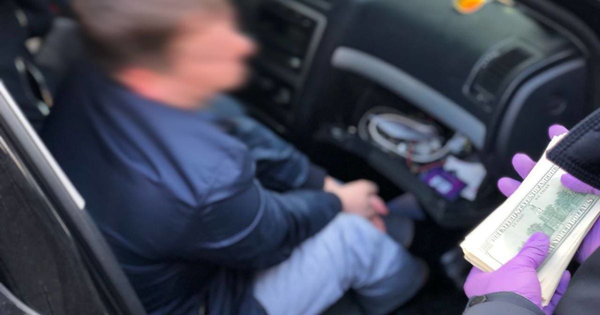 В Киеве на взятке в почти полсотни тысяч долларов поймали сотрудника СБУ