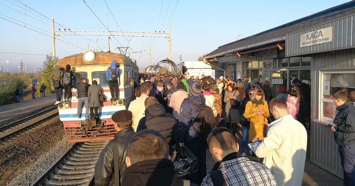 Киевляне заблокировали городскую электричку