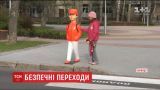 У Вінниці встановили фігурки у вигляді дітей, які збираються перейти дорогу