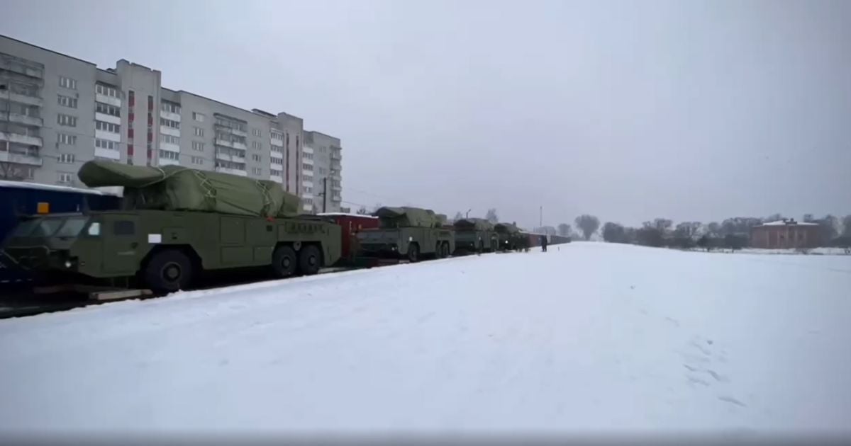 В Беларусь из России прибыла очередная партия зенитных ракетных комплексов "Тор-М2К", скриншот с видео