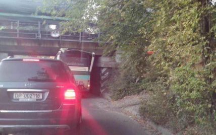 У Києві під занизьким мостом автобусу знесло дах і він став "кабріолетом"