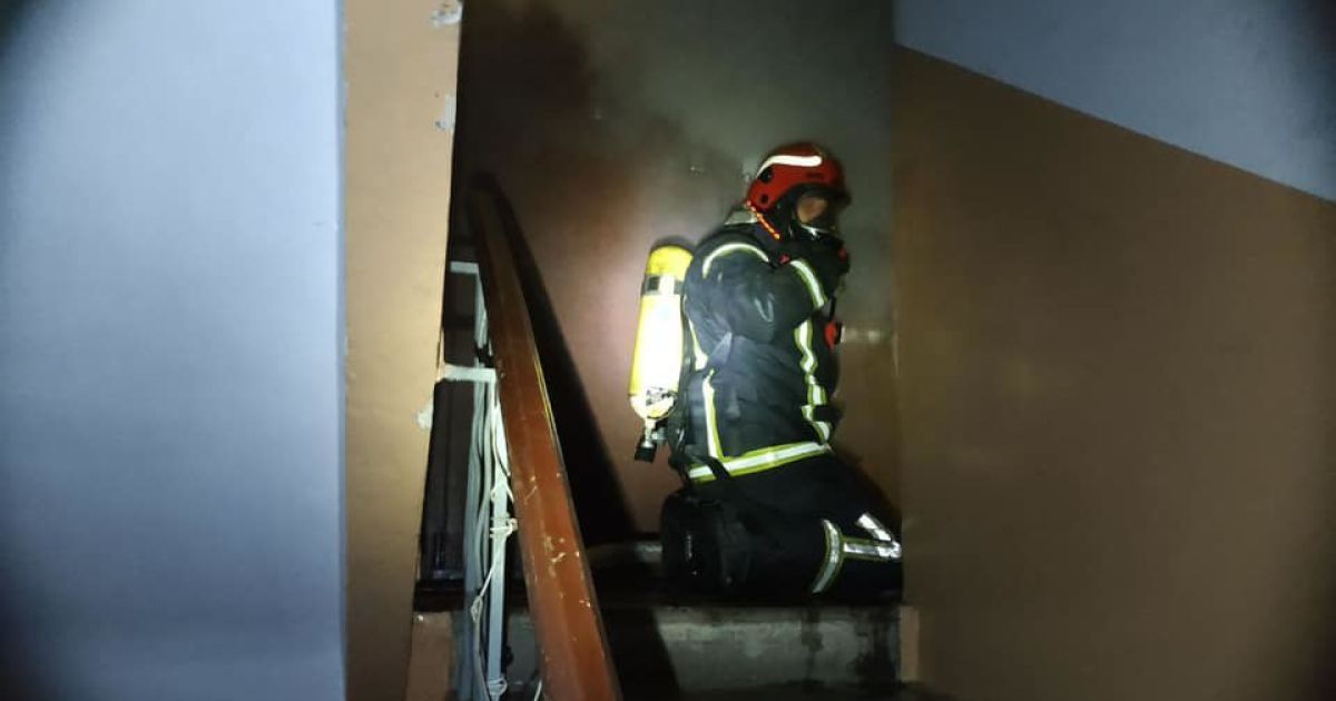 У Києві горіла квартира на другому поверсі 9-поверхівки