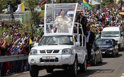 Папа Римський пересів на пікап Nissan Navara