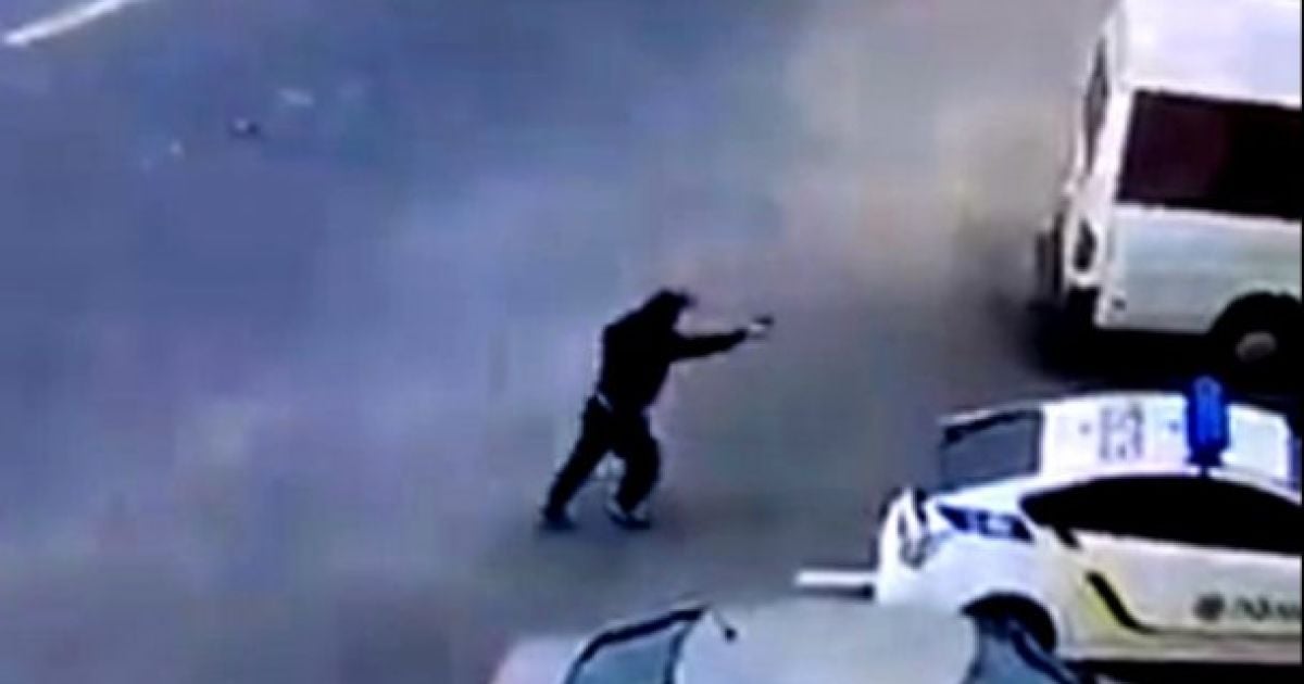 У Мережі з'явилося відео жорстокого вбивства поліцейського у Дніпрі