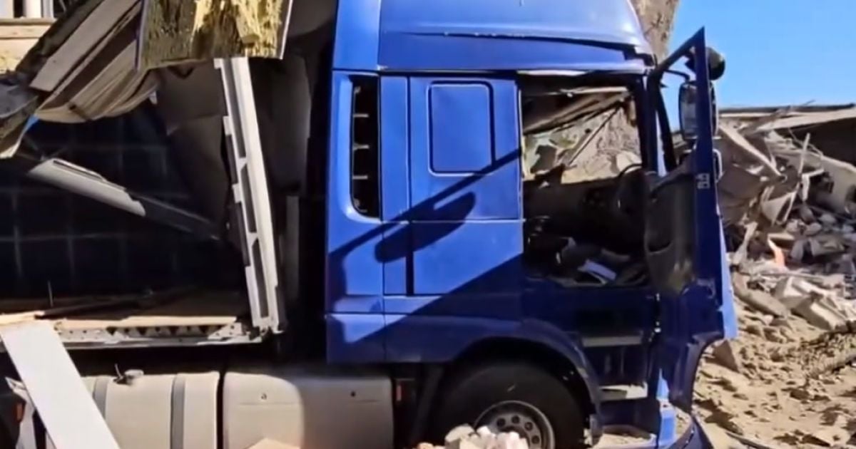 Наслідки ракетного удару по центру Херсона. ФОТО: скрин із відео