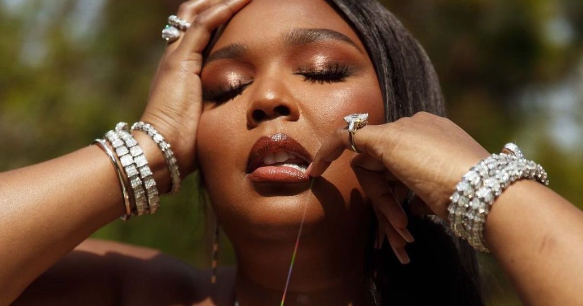 Полностью обнаженная Lizzo показала тело без фотошопа