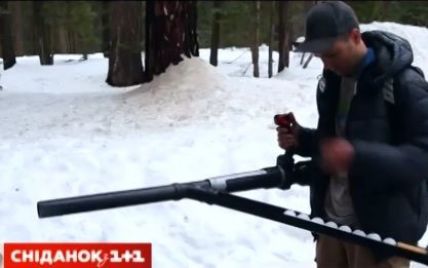 Американець перетворив машину для прибирання листя на кулемет, який стріляє сніжками
