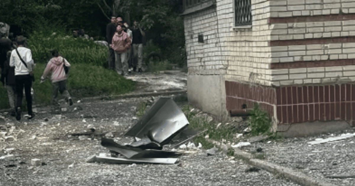Беспилотник попал в крышу многоквартирного дома в Сумах