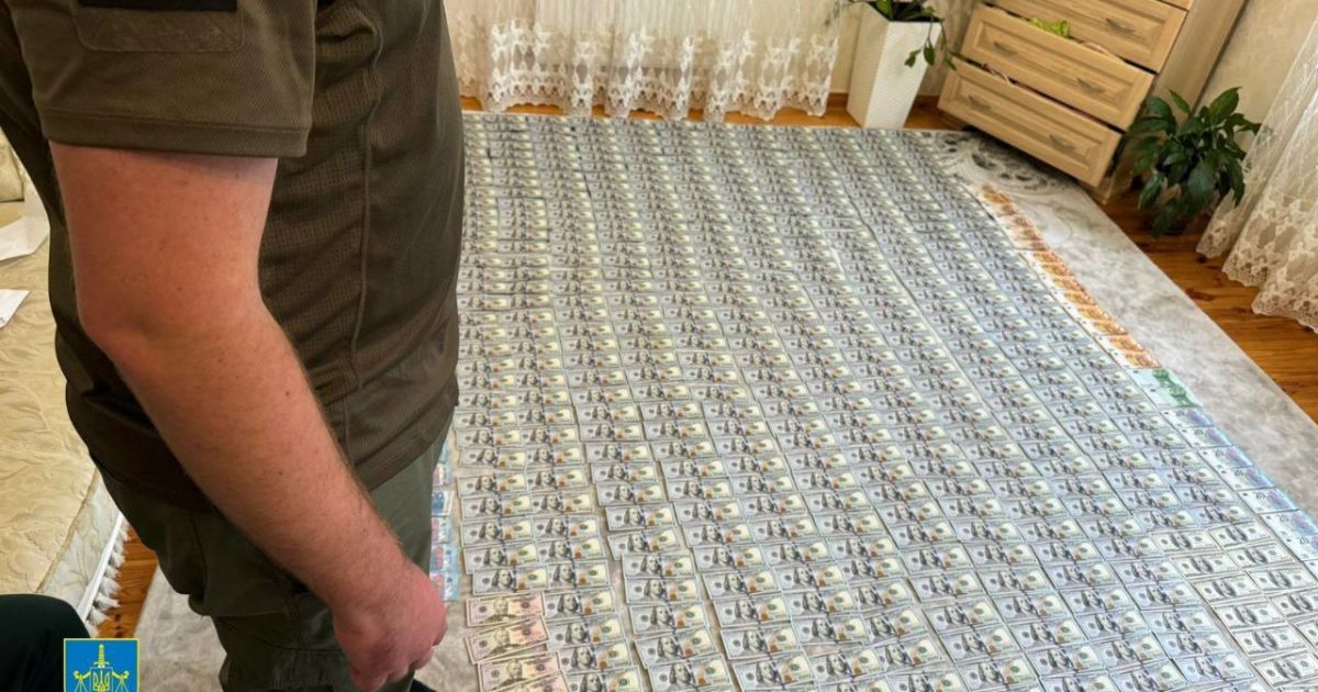 Доллары у одной из организаторов схемы уклонения от мобилизации