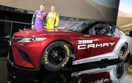 Toyota показала гоночную версию нового седана Camry