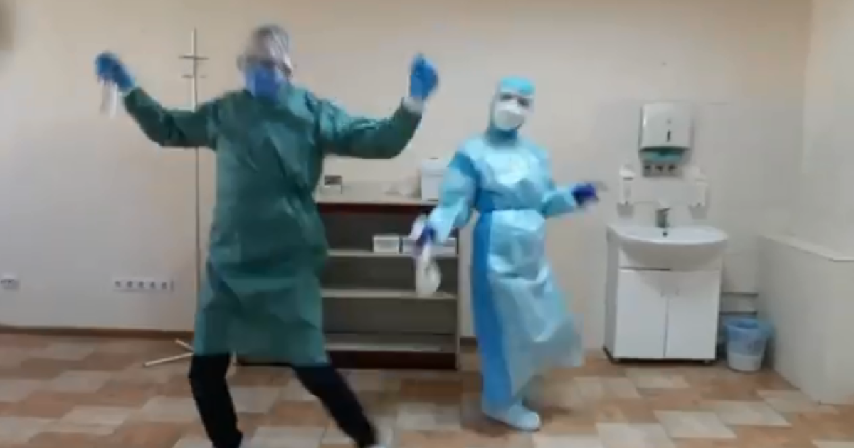 Луцкие медики исполнили зажигательный антикоронавирусный танец